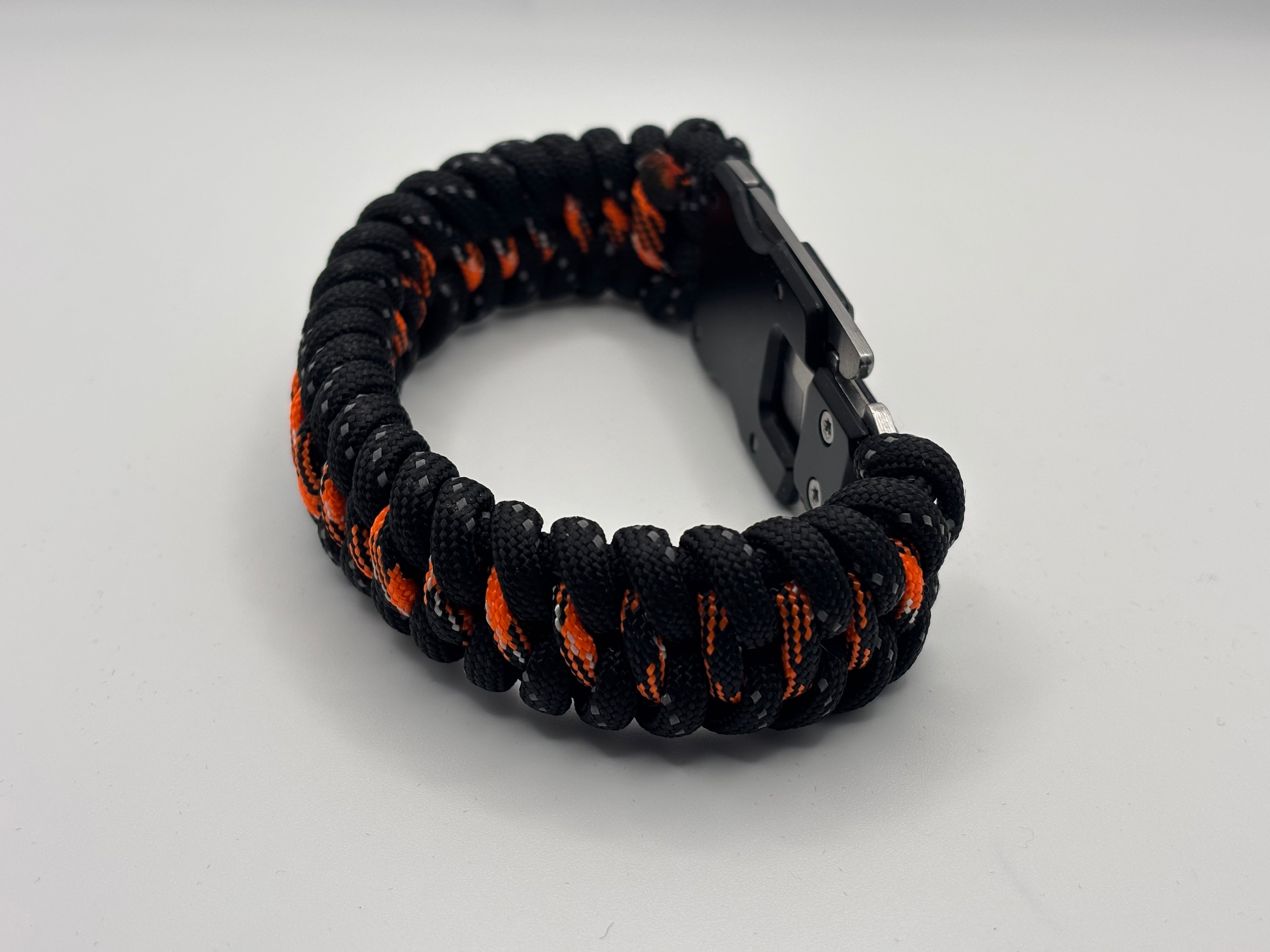 Dragon Tooth Weave Paracord Bracelet with Knife Clasp-Blk/Org image 3