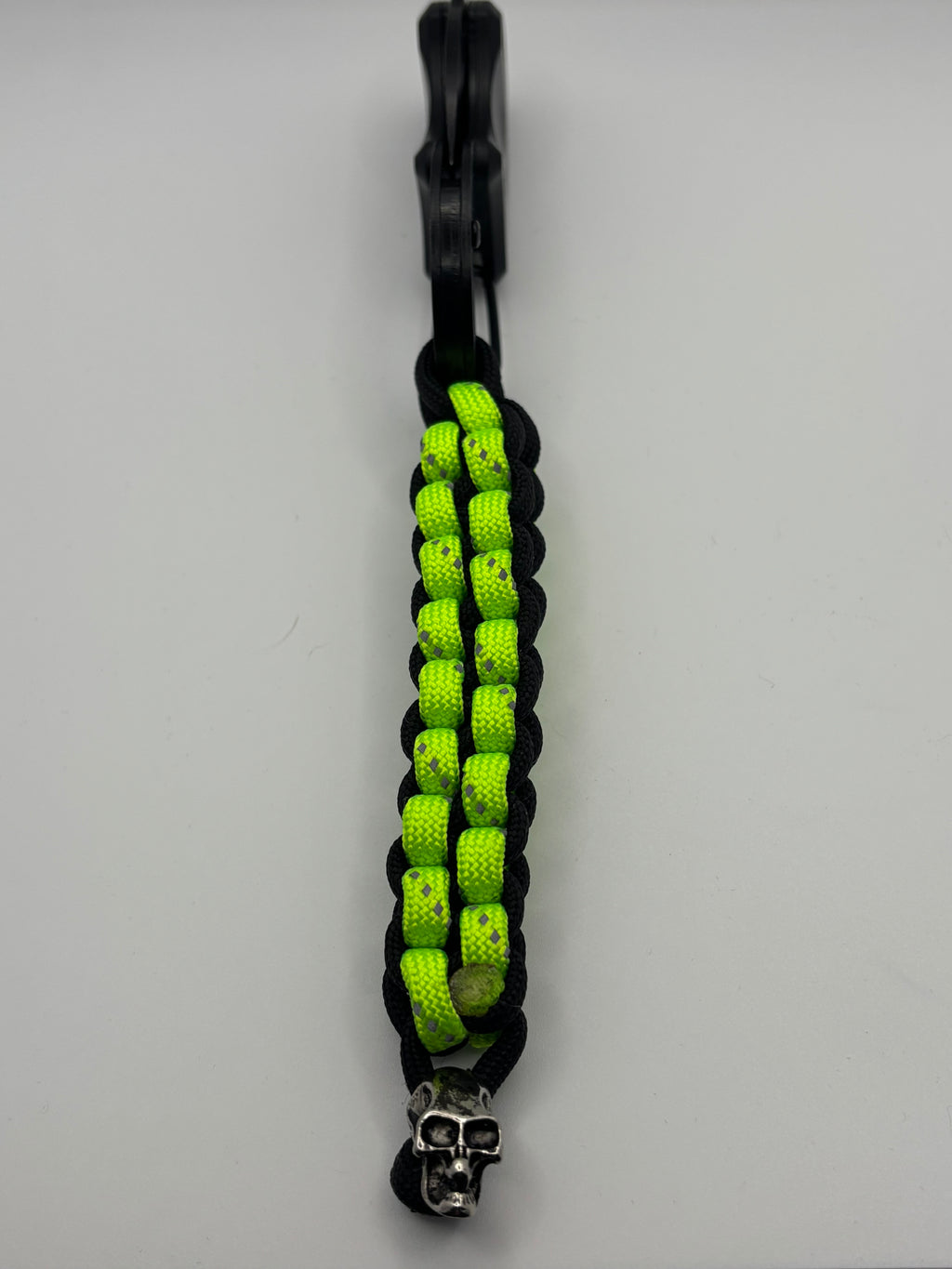 Square Knot Knife Paracord Keychain with Skull Pendant – Black & Neon Green image 2