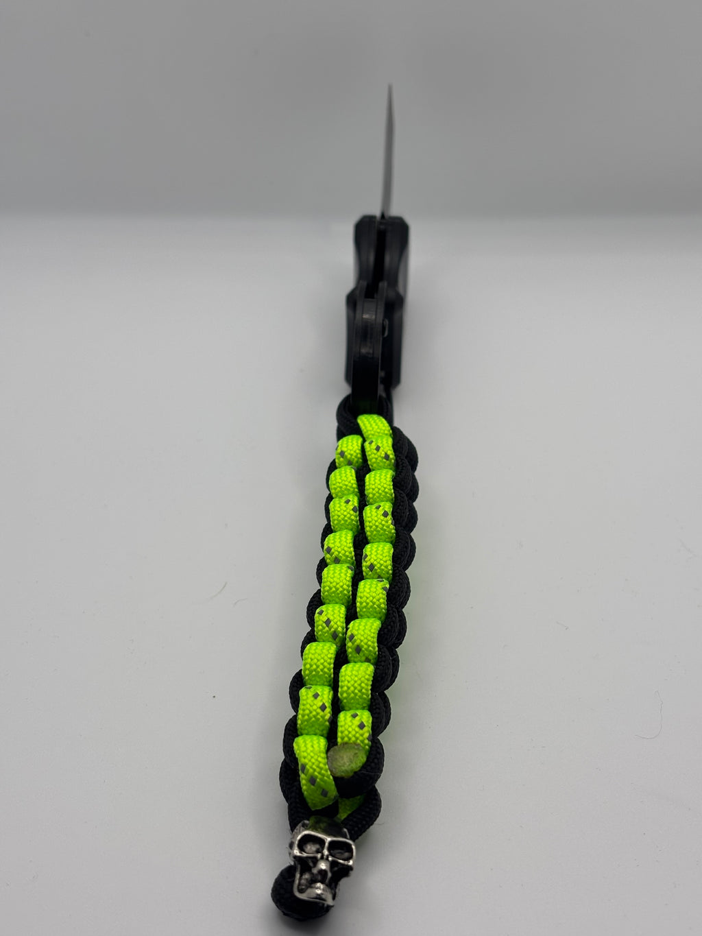 Square Knot Knife Paracord Keychain with Skull Pendant – Black & Neon Green image 0