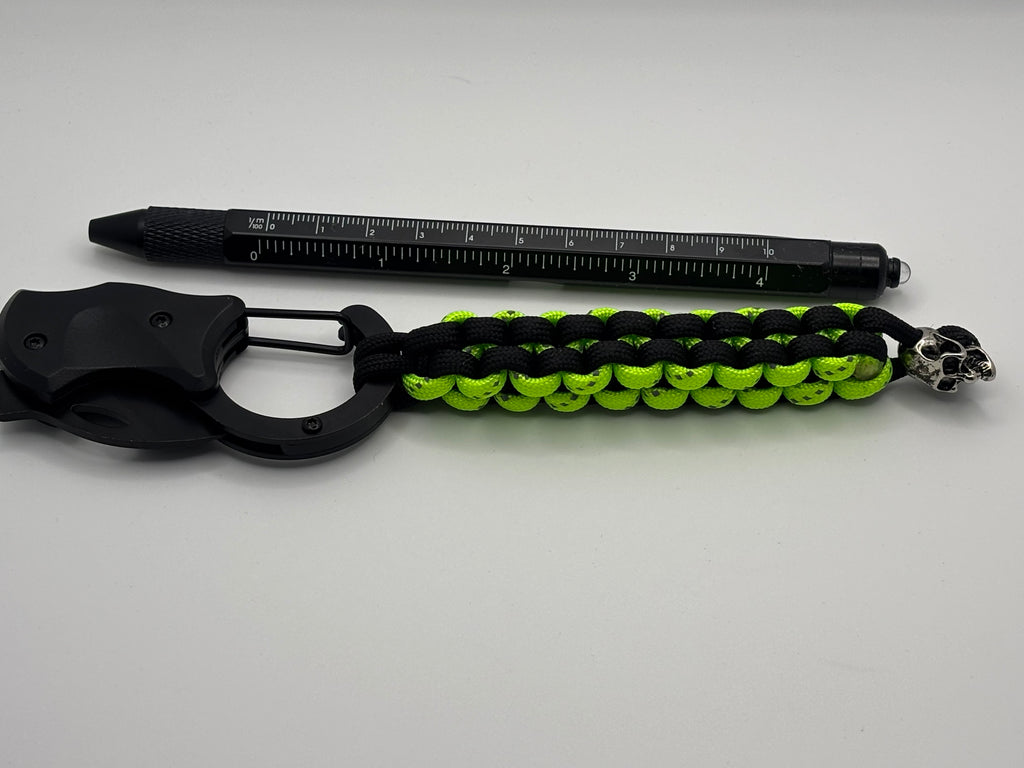 Square Knot Knife Paracord Keychain with Skull Pendant – Black & Neon Green image 3