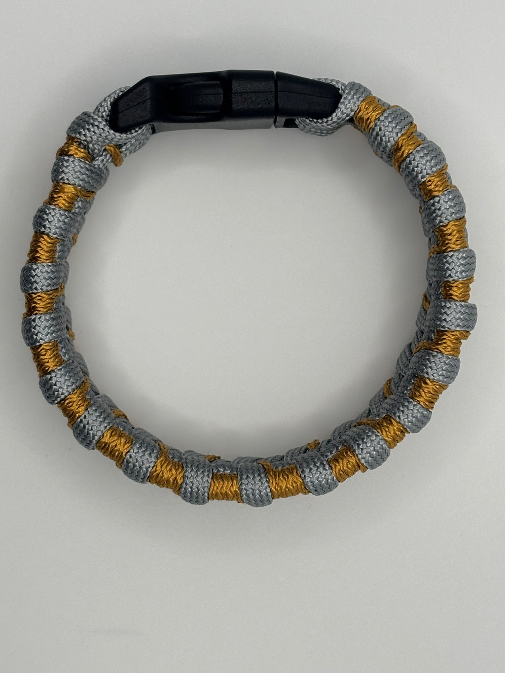 Stitched Fishtail Belly Knot Paracord Bracelet – Grey & Gold image 3