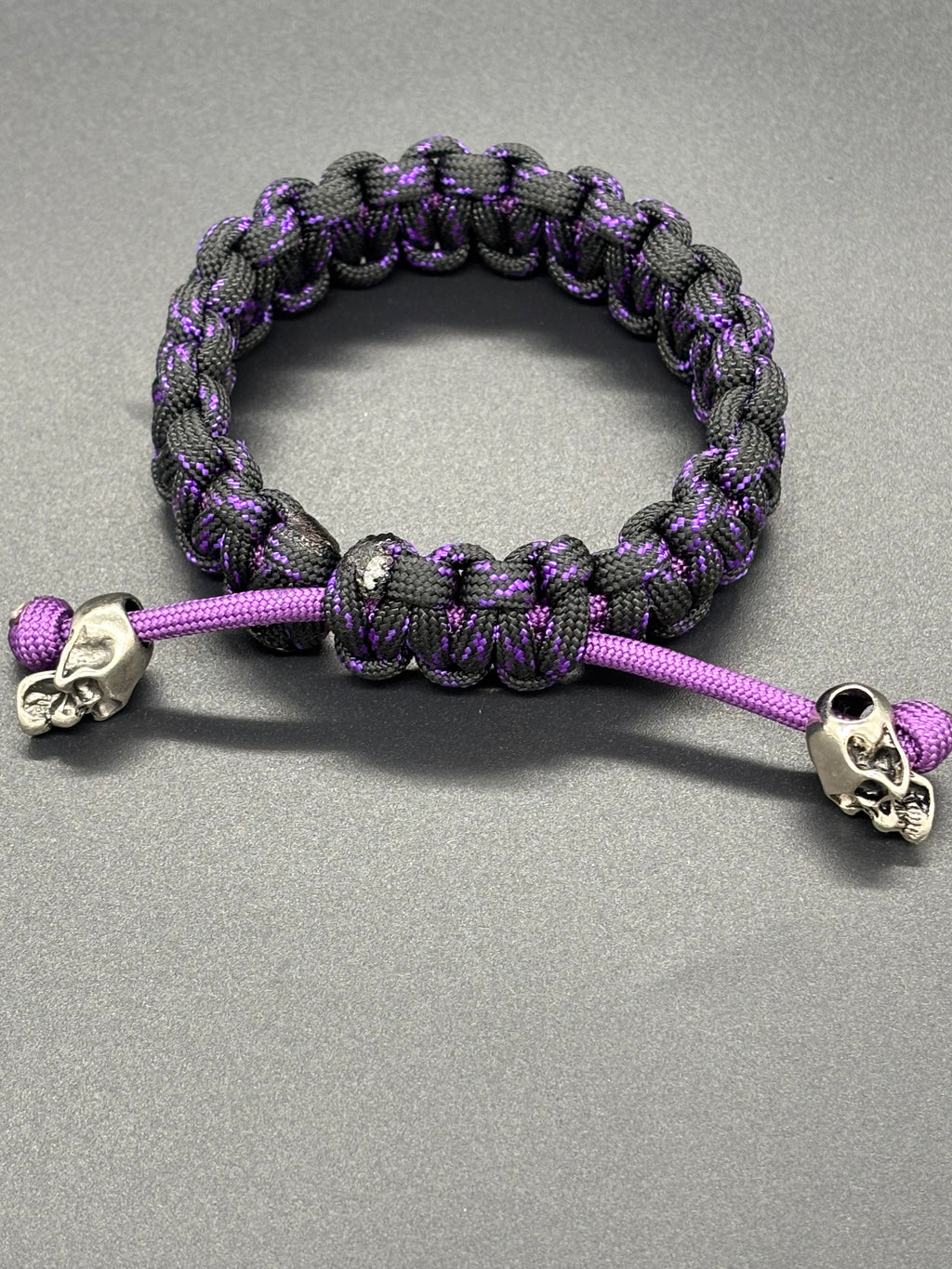 Cobra Adjustable Paracord Bracelet with Metal Skull Beads