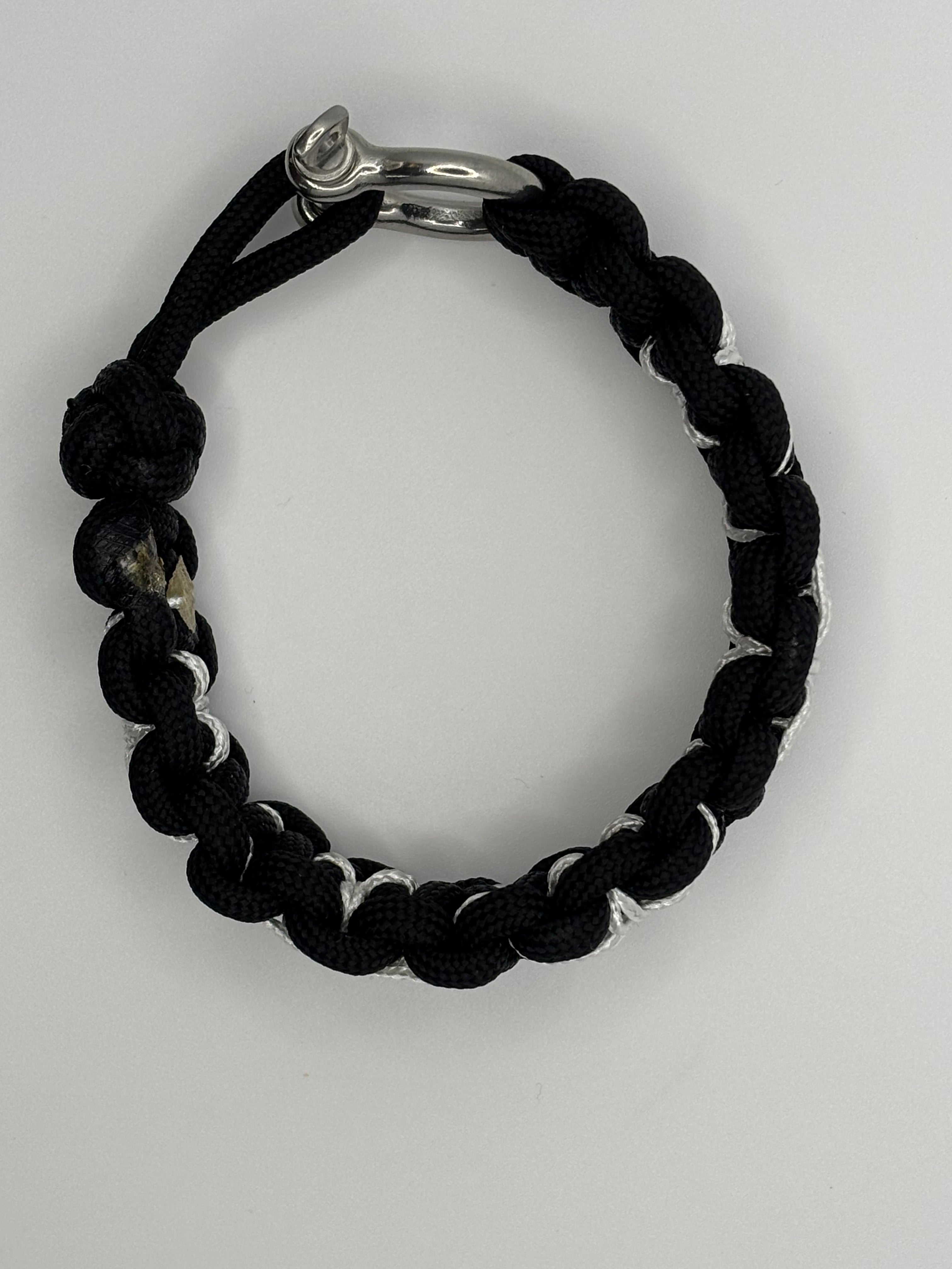 Cobra Weave with Spider Stitch Paracord Bracelet – Metal Horseshoe Clasp image 4